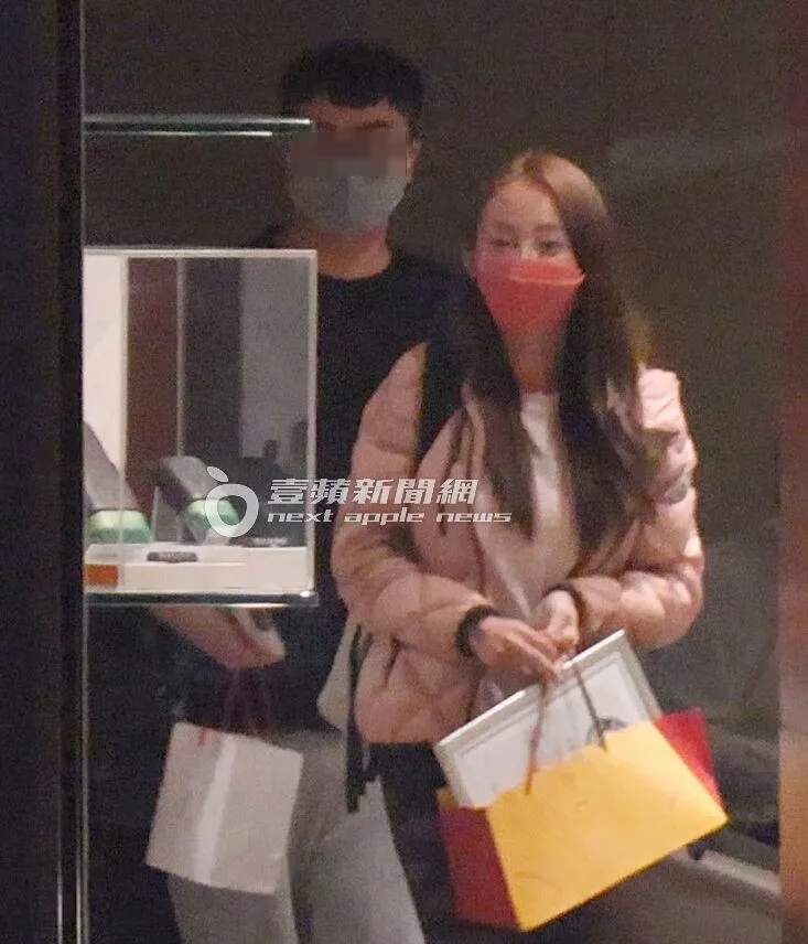 曾格爾（前）與黑衣男走出雪茄館。特勤中心攝