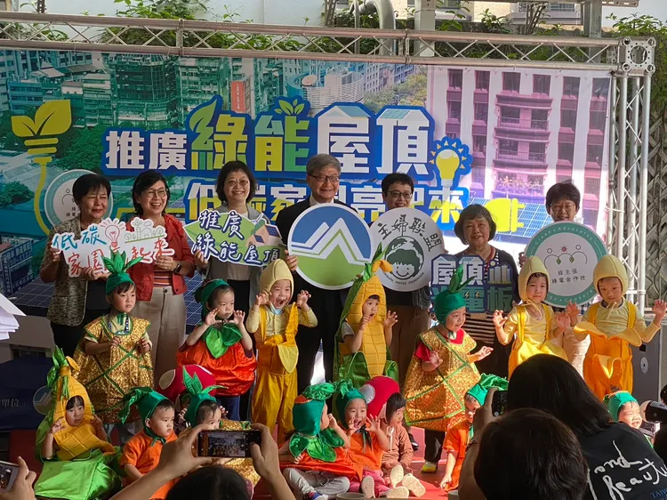 環保署今天舉行「推廣綠能屋頂 低碳家園亮起來」記者會。陳怡文攝