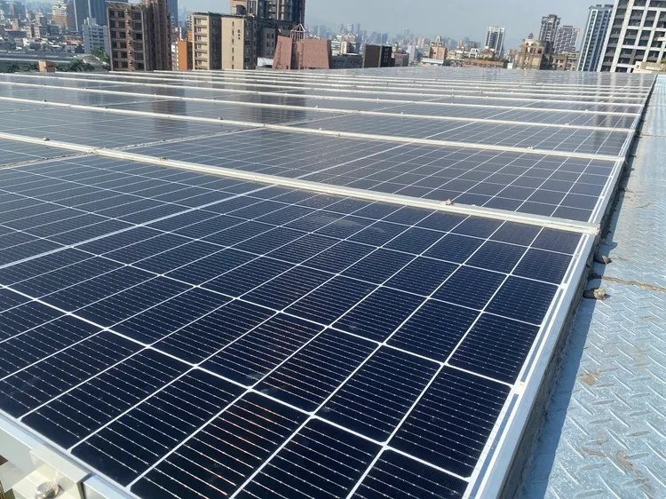 屋頂出租發電回饋金最低10%，南部日照更好%數可更高。陳怡文攝