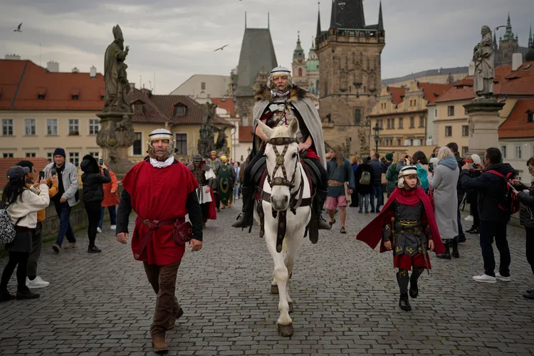 參加遊行者扮成羅馬帝國士兵。美聯社