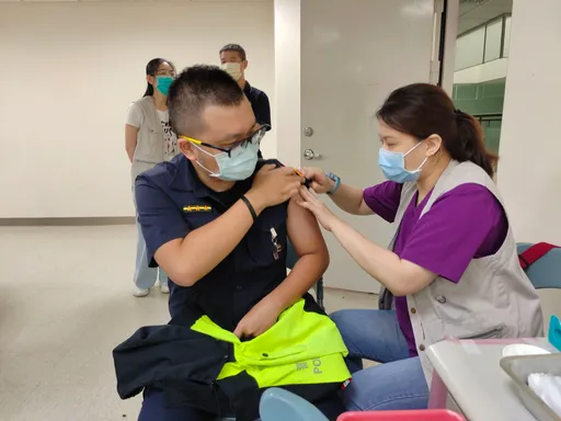 維護第一線執勤安全與健康 汐止分局警員接種流感疫苗