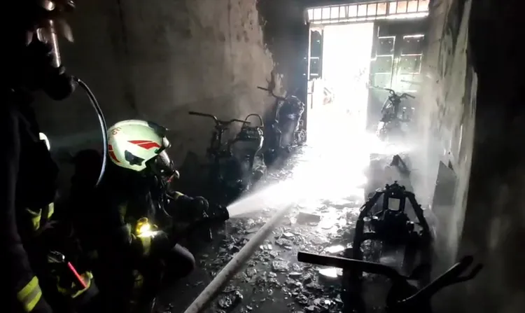 警消拉設水線搶救。翻攝畫面