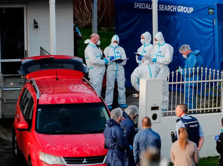 紐西蘭奧克蘭市警方今年8月在發現行李箱童屍案的相關現場進行調查。美聯社