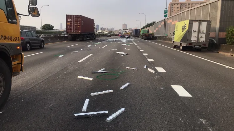 鋁錠散落路面。讀者提供