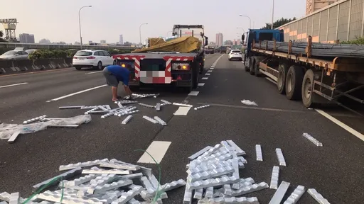 百塊鋁錠散落兩車道!國一高雄段險釀追撞 司機這動作沒確實「罰慘了」
