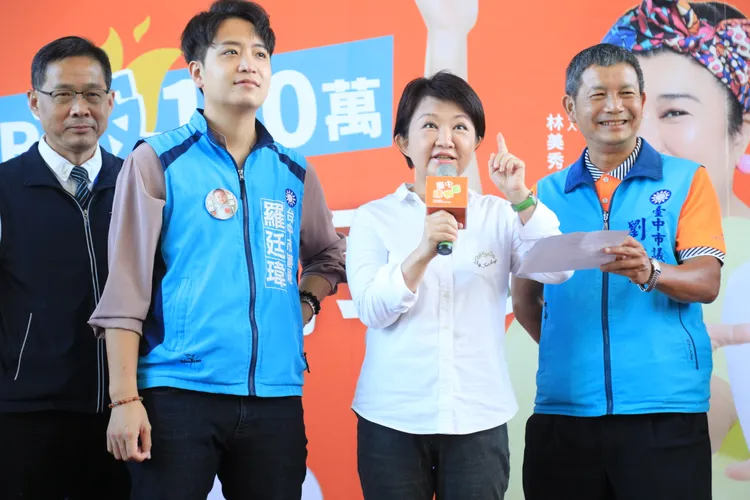 台中市長盧秀燕銷假第一天上班就幫台中購物節抽出3個獲得蘋果iPhone14手機的幸運兒。曾雪蒨攝