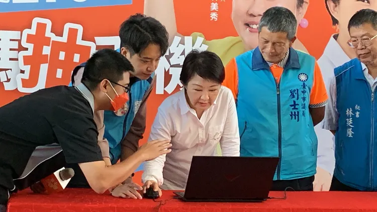 台中市長盧秀燕跟市議員羅廷瑋、劉士州一起抽出台中購物節加碼送蘋果手機與1700個現金獎。曾雪蒨攝