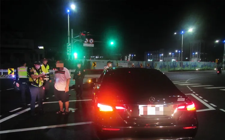 汽、機車在高雄市新通車的站東路發生車禍。讀者提供