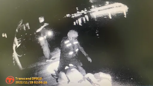 高雄爱河红衣红鞋女漂浮 身上仅600元!警急追她是谁