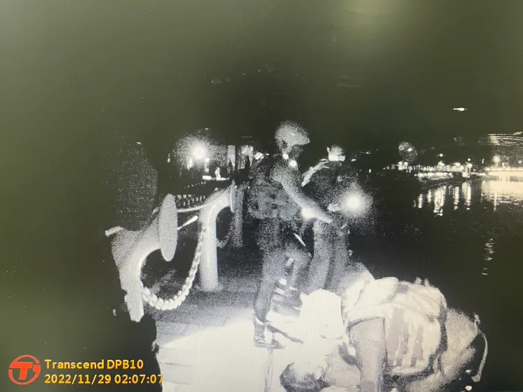 消防人員最後高雄港海域，撈起年約60歲的女性死者。讀者提供