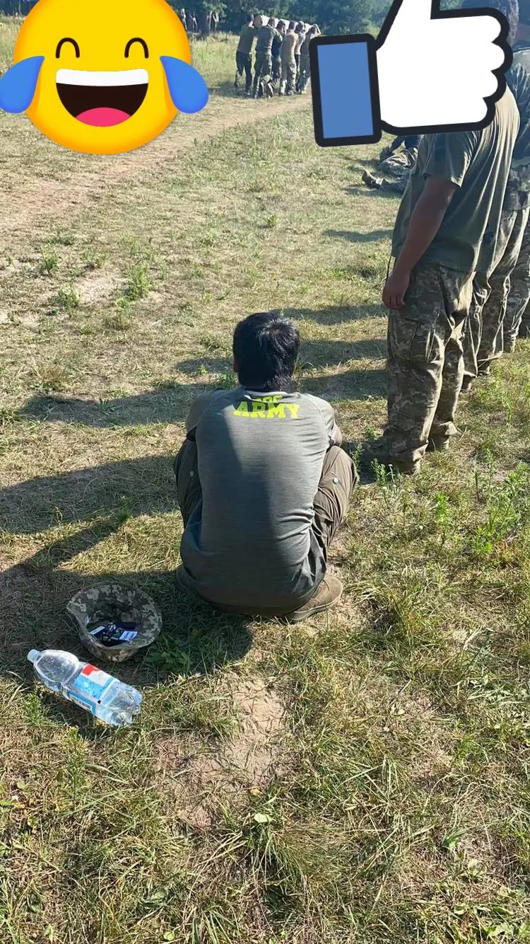 曾聖光身上穿著「ROC ARMY」的衣服相當自豪。翻攝臉書