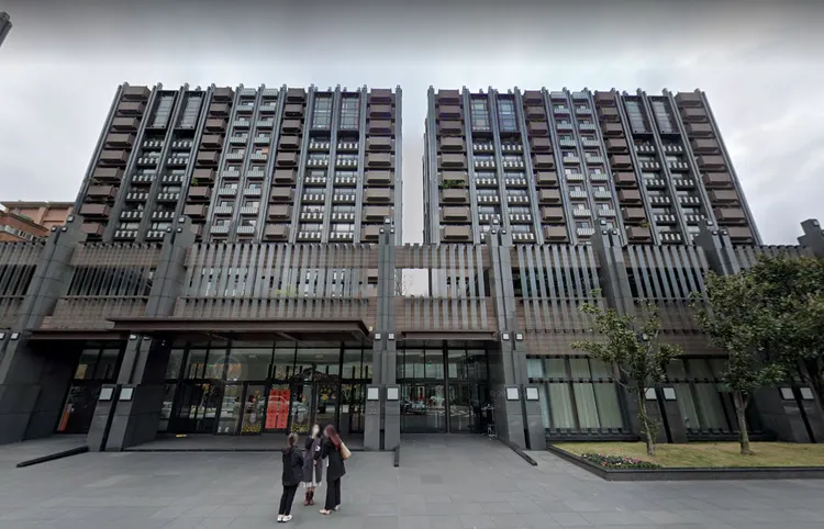 鄰近的豪宅「忠泰風格」近2年成交單價約120-130萬。翻攝Google map