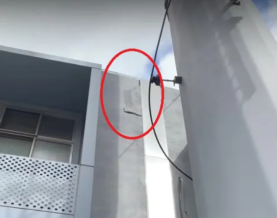 新竹棒球場外牆破裂。翻攝自臉書/特急件小周的人渣文本