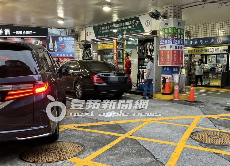 司機到附近加油站加油。特勤中心攝