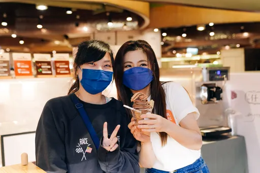 Selina泄和男友共吃冰淇淋制造情趣 板娘下海亲喂粉丝吃冰