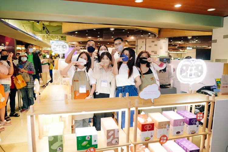 Selina(右二)快閃活動和粉絲同樂。韌性一下提供