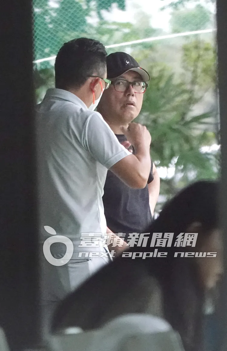 張宇（右）相當認真的聽著教練的指導。特勤中心攝