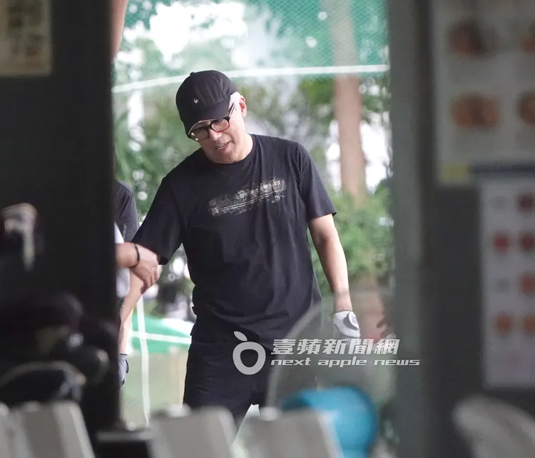 張宇揮桿後，低著頭思考動作是否正確。特勤中心攝