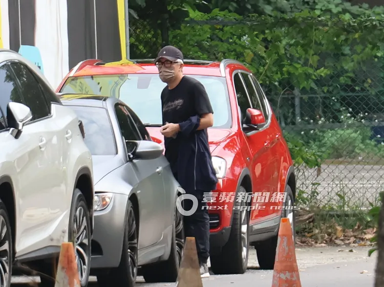 張宇將球具袋放置後車廂。特勤中心攝