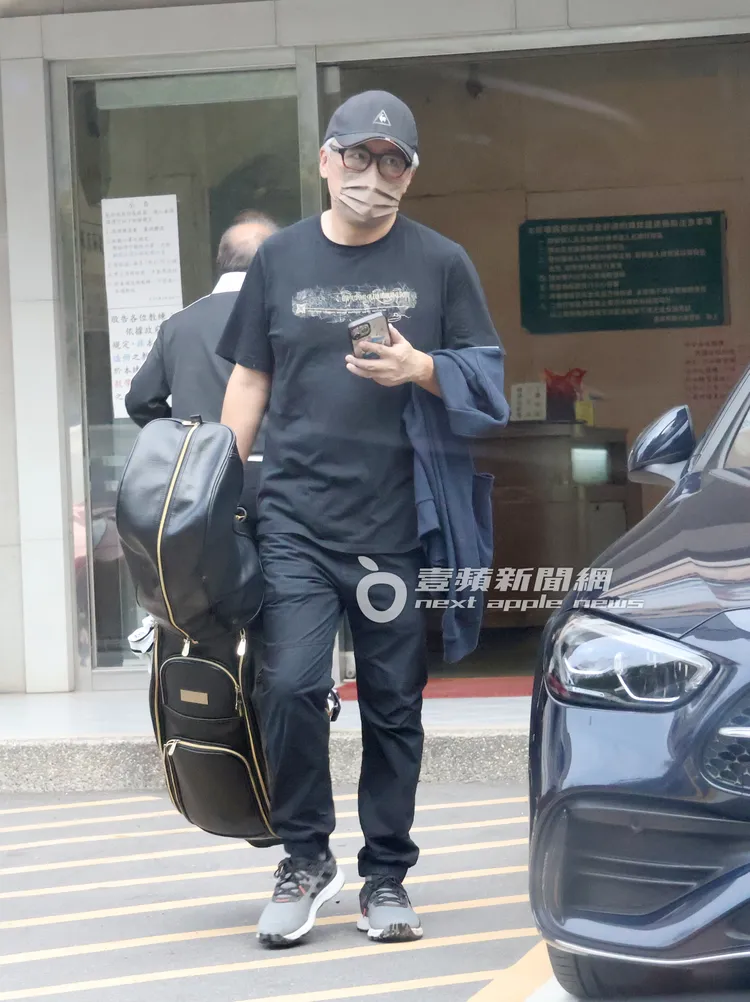 張宇練習結束，獨自提著球具步出高爾夫球練習場。特勤中心攝