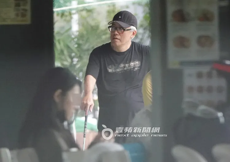 張宇撐著球桿邊聽著教練指導邊休息。特勤中心攝