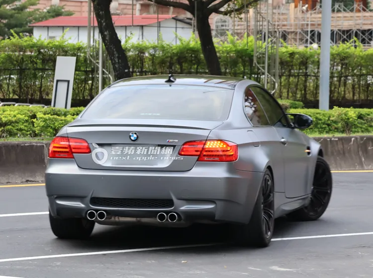 張宇開著要價558萬起的鐵灰色BMW M3離去。特勤中心攝