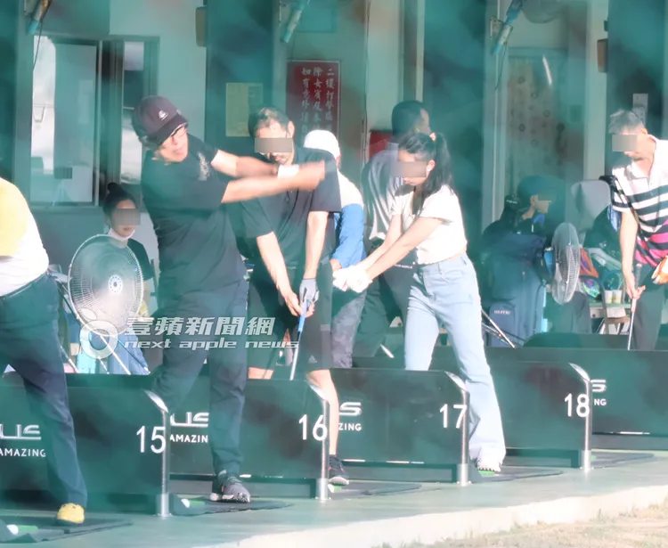 張宇（中）相當認真的練習著揮桿。特勤中心攝