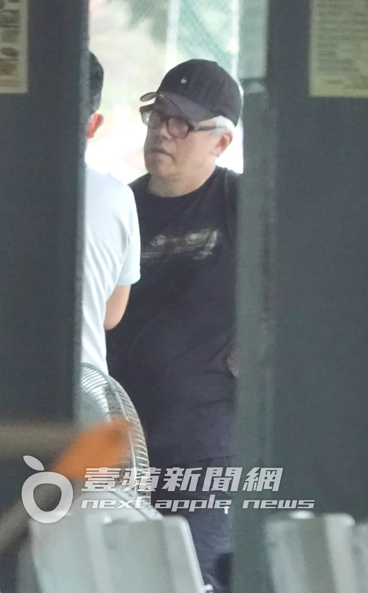 張宇轉過身子面對教練專心的聽著教練修正自己動作姿勢。特勤中心攝