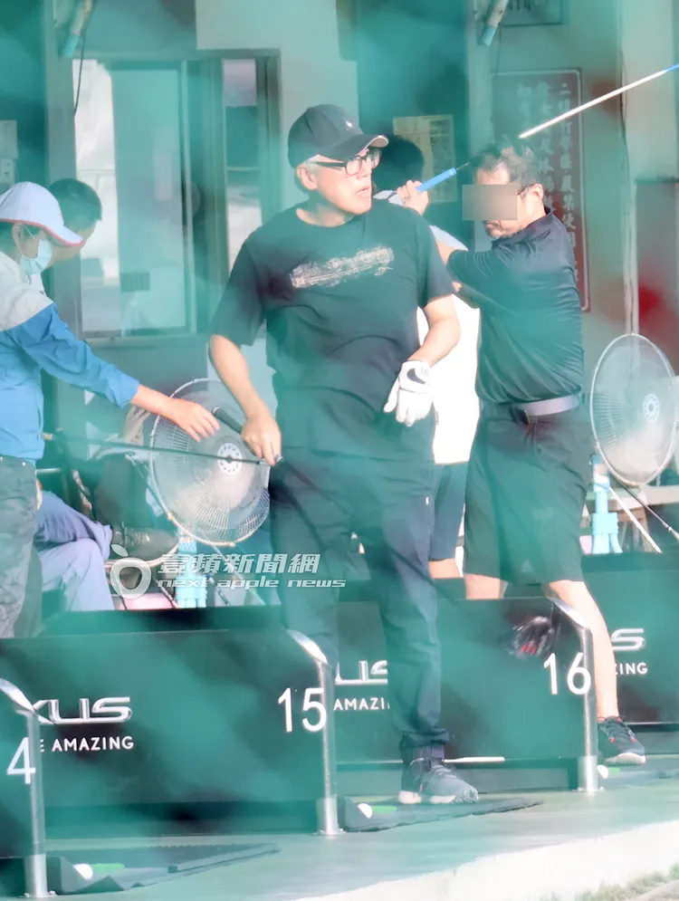 揮桿後，張宇專注地看著遠方小白球飛行方向。特勤中心攝