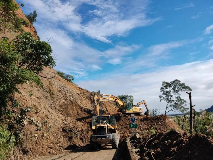 搶修人員持續搶修。公路總局提供