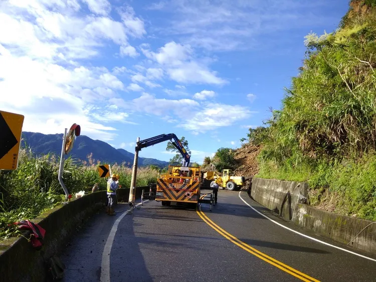 搶修人員持續搶修。公路總局提供