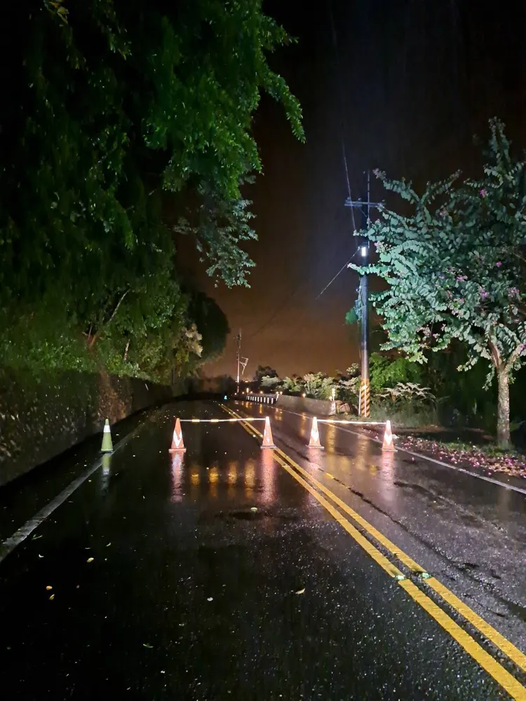 省道台7線97K宜蘭縣大同鄉松羅路段，清晨4時傳出上邊坡坍方造成道路雙向中斷。公路總局提供