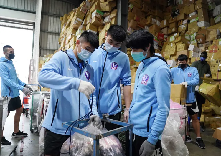 健行高錦瑋(右起)從與學弟一起參與服務獲益良多