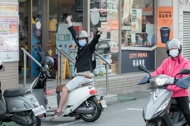 鄉親高舉五號。黃偉哲競總提供