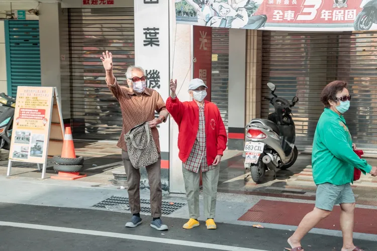 黃偉哲率議員候選人車隊掃街，鄉親熱情揮手回應。競總提供