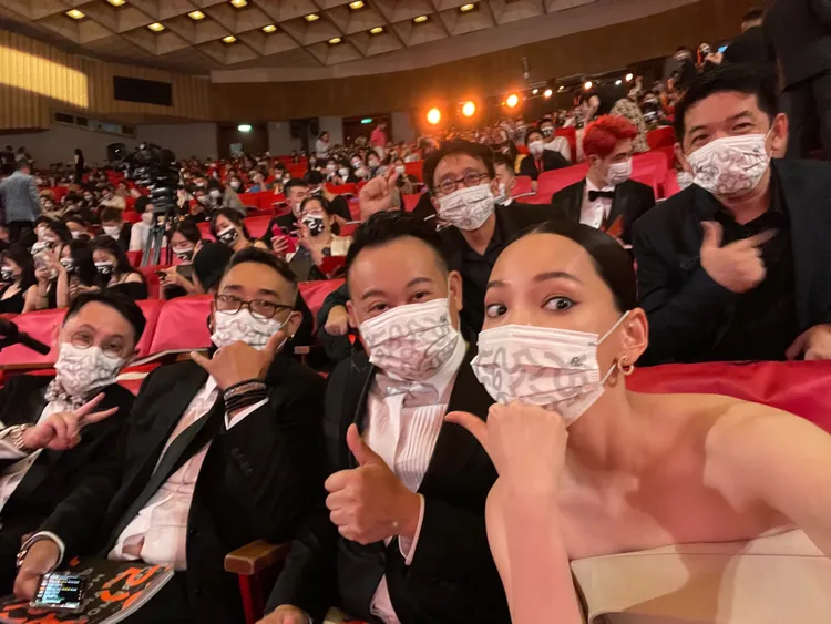 林映唯（右）和劇組在金馬獎典禮上開心玩自拍。自由試娛樂提供