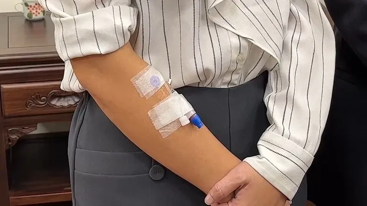 高虹安外出未移除靜脈留置針。黃羿馨攝攝