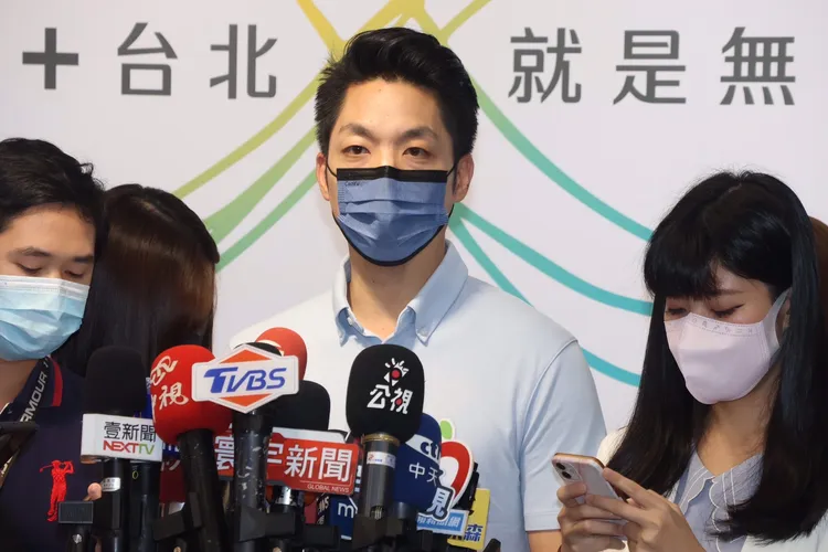 蔣萬安在謝票前於競選總部受訪。彭欣偉攝