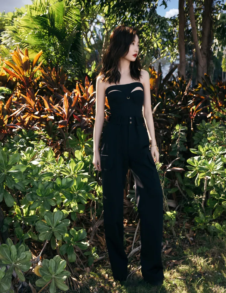 周冬雨一身黑色褲裝「開2洞」出席頒獎典禮。翻攝自周冬雨工作室微博