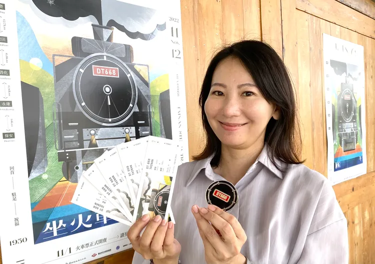 Cha Cha園區準備限量徽章、海報，犒賞鐵道迷。王志弘攝