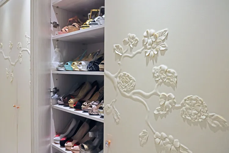 羅麗芬家中一整面的鞋櫃，鞋櫃門上還有皮雕裝飾。林林攝