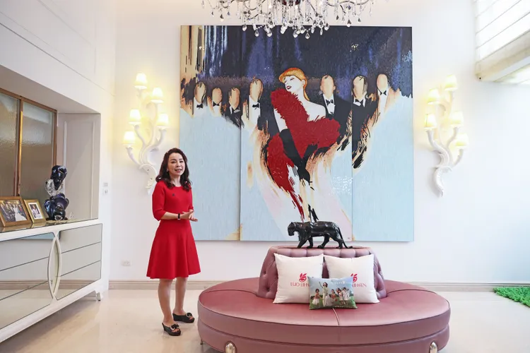 羅麗芬豪宅玄關大廳牆上，有一幅直達天花板的大型訂製馬賽克壁畫。林林攝