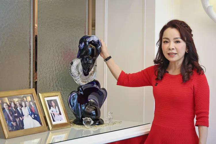 羅麗芬從義大利威尼斯扛回來的手工水晶雕塑，名字就是「貴婦」。林林攝