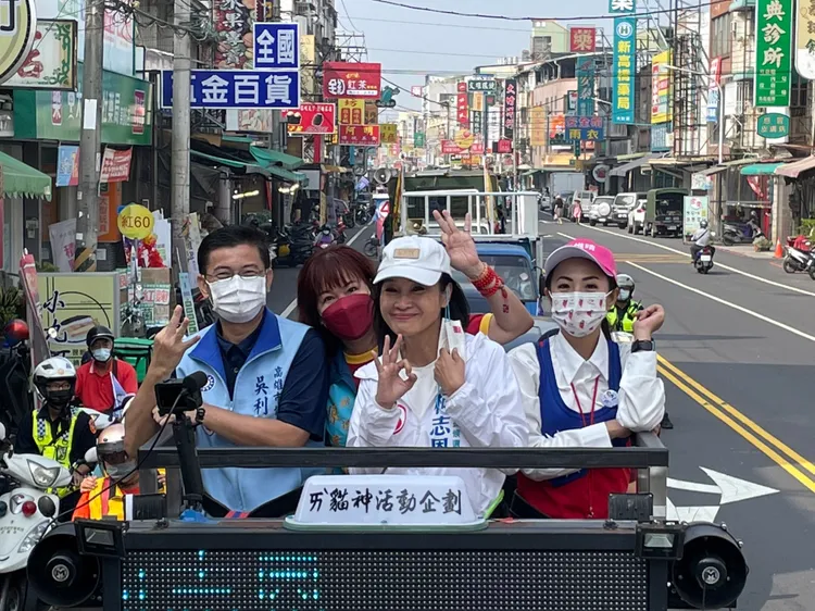 柯志恩以車隊掃街拜票。柯志恩競辦提供