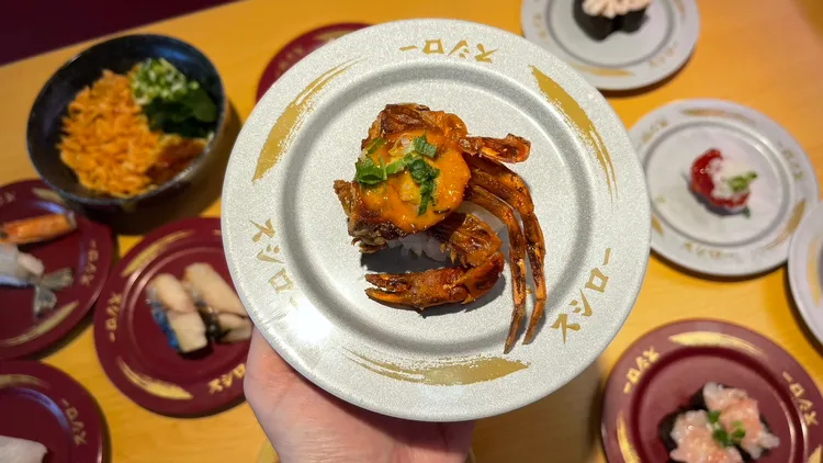 辣醬軟殼蟹，1貫60元。業者提供