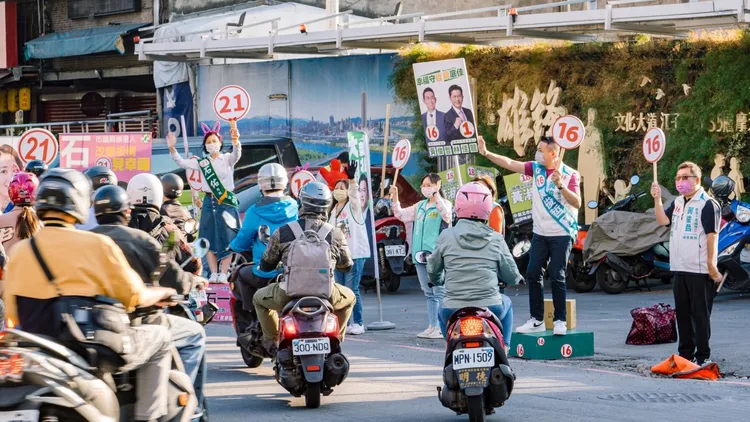 民進黨板橋區議員排排站拜票。林佳龍競辦提供