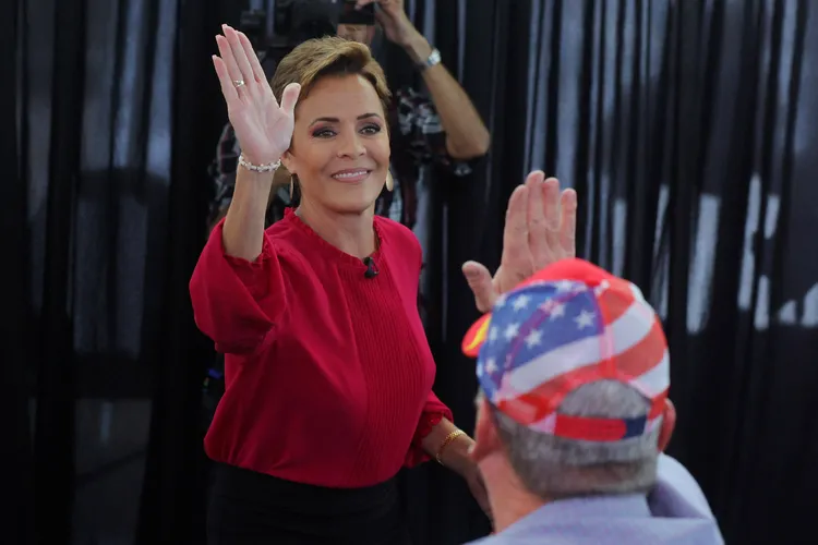 競選亞利桑那州州長的雷克，與支持者擊掌。路透社