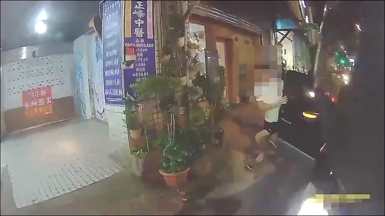 警員靠近車旁，楊男從駕駛座跳至副駕駛座開門逃逸。警方提供