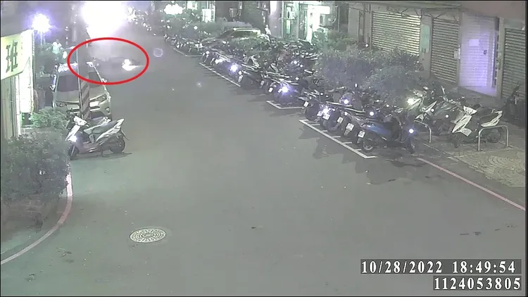 騎車追查逃逸移工的副所長不慎跌倒，起身後仍持續追查。警方提供