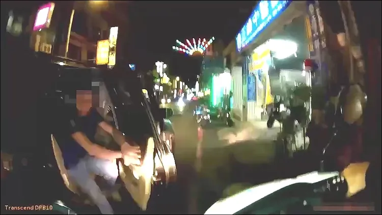 著藍色上衣牛仔褲的男子，下車後拔腿就跑，目前警方仍持續追查下落。警方提供